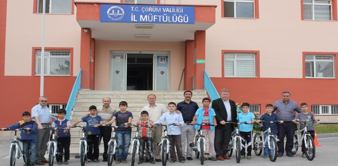 Başarılı Hafızlık Öğrencilerine Bisiklet Hediyesi