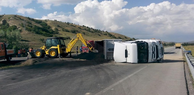 Sungurlu’da Kömür Yüklü TIR Devrildi