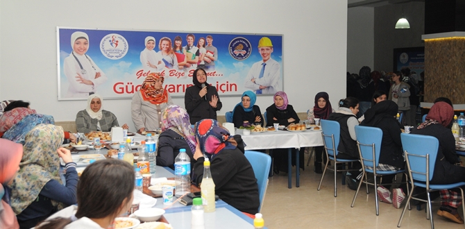 Hatice Külcü, KYK’da Öğrencilerle Kardeş Sofrasında Buluştu
