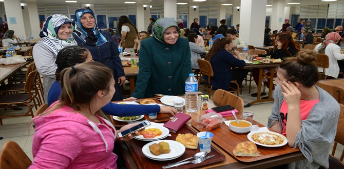 Hatice Külcü, Kız Öğrencilerle İftar Yaptı