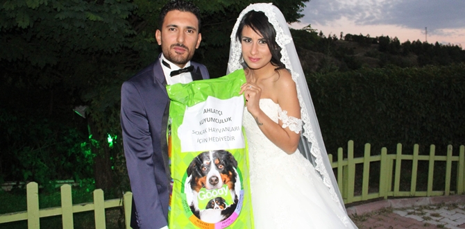 Düğüne Çiçek Yerine, Köpek Mamasıyla Geldiler