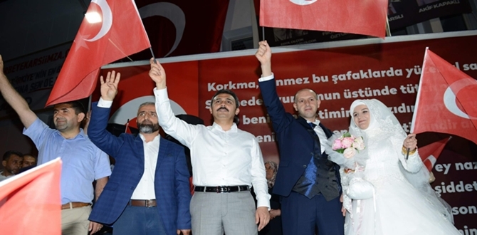 Gelin Damat Demokrasi Nöbetinde