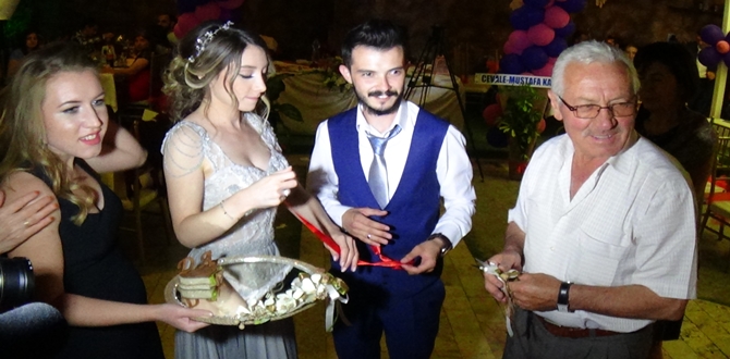 Ali Can ile Dilek Nişanlandı