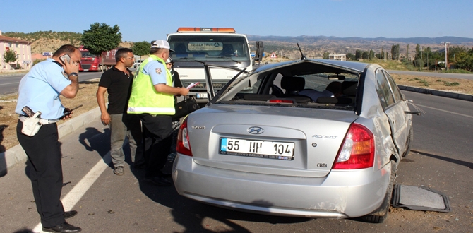 TIR, Otomobille Çarpıştı: 2 Yaralı