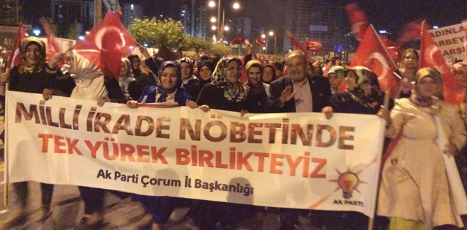 Ak Kadınlar Külliyede Demokrasi Nöbeti Tuttu