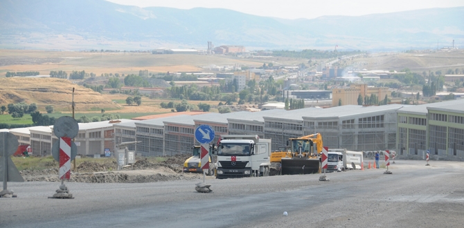 KSS’de 35 Metrelik Yolda Refüj Çalışması