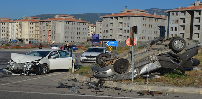 İki Otomobil Çarpıştı: 4 Yaralı