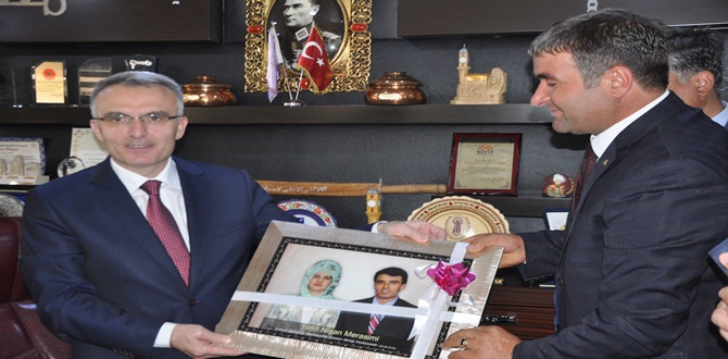 Bakanı Şaşırtan Hediye