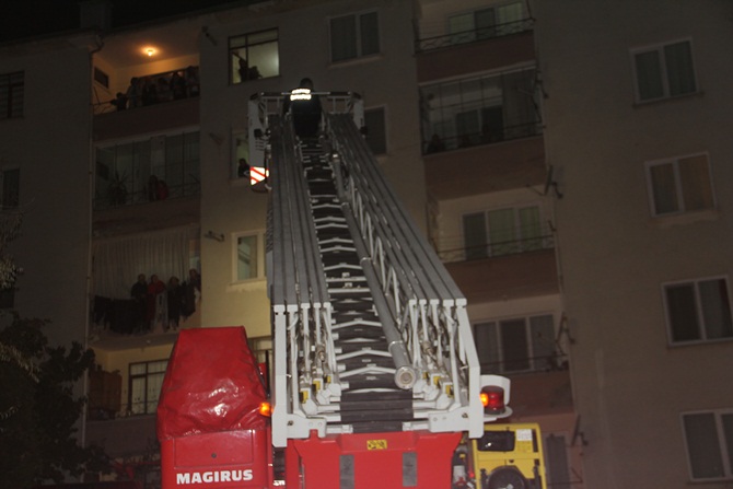 Yangında Mahsur Kalan Aileyi İtfaiye Kurtardı