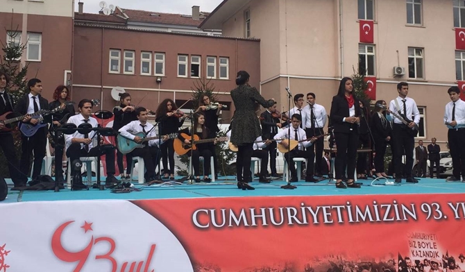 Öğrencilerden Şiir ve Müzik Dinletisi