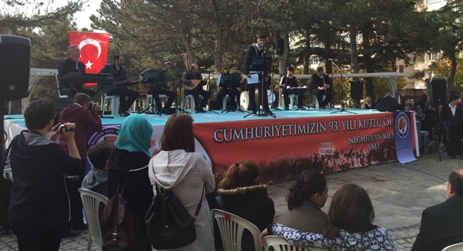 Öğrencilerden Şiir ve Müzik Dinletisi