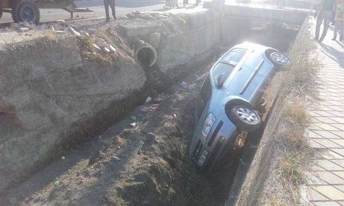 Otomobili İle Dereye Uçtu