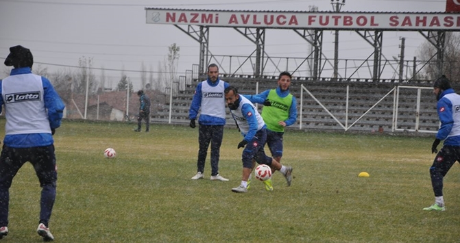 Takım Kar Altında Çalıştı