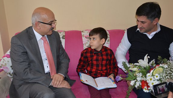 Evde Eğitim Gören Yusuf Karnesini Aldı