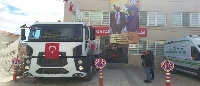 Belediyeye Astığı Pankartla Teşekkür Etti