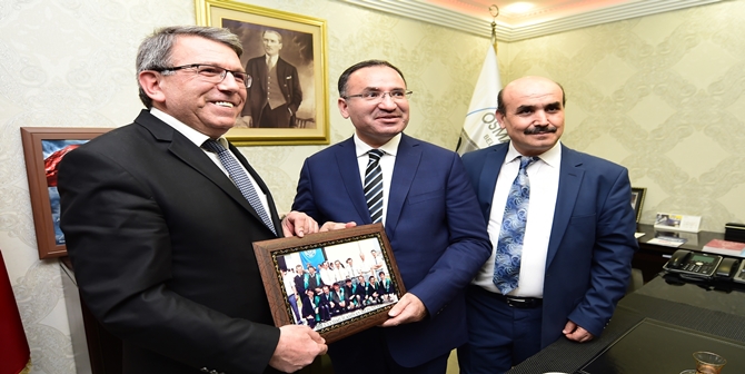 Bozdağ’ı Şaşırtan Hediye!