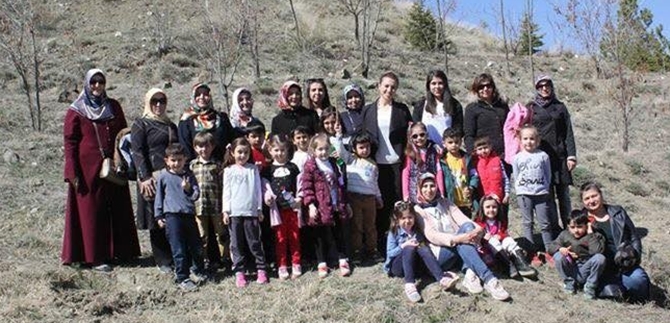 Minik Öğrenciler Fidan Dikti