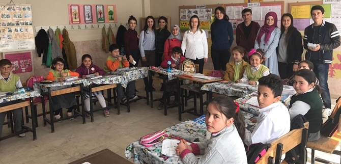 Köylere Kırtasiye Malzemeleri Dağıttılar