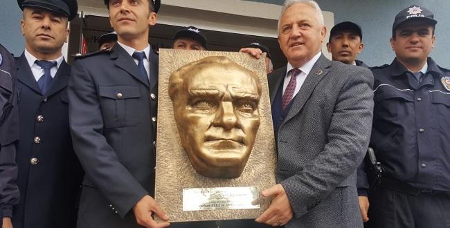Ateş’ten Polise Özel Hediye
