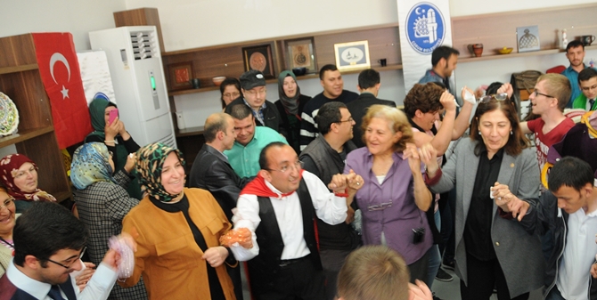 Ceritoğlu, Asker Uğurlamasında Halay Çekti