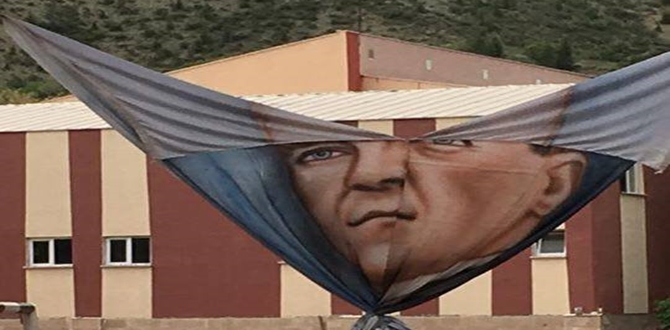 Yırtık Atatürk Afişine Tepki!
