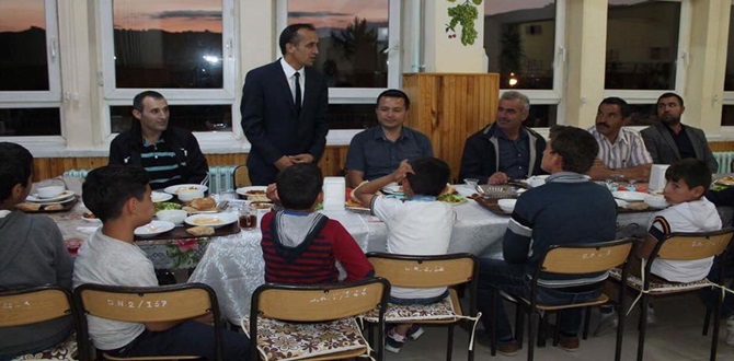 Okulda Öğrencilere İftar Yemeği Verildi