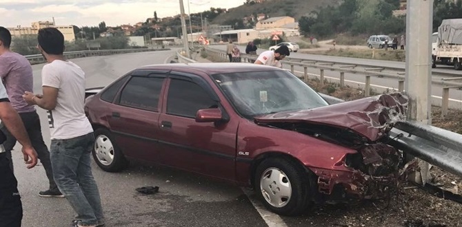 Otomobil Bariyerlere Çarptı: 4 Yaralı