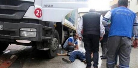 Çöp Kamyonunun Altında Kaldı