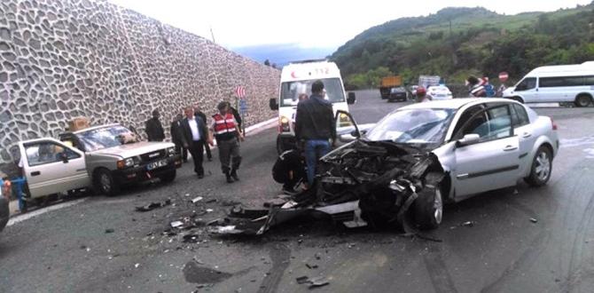 Otomobille Kamyonet Çarpıştı: 5 Yaralı