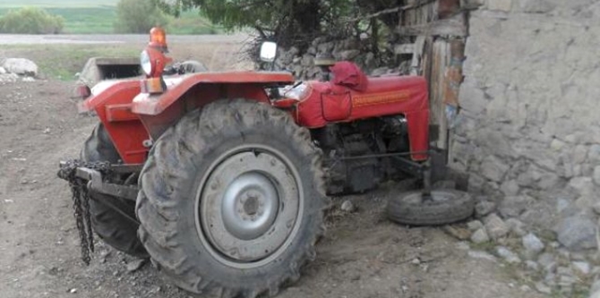 Traktörle Duvara Çarptı: Ağır Yaralandı