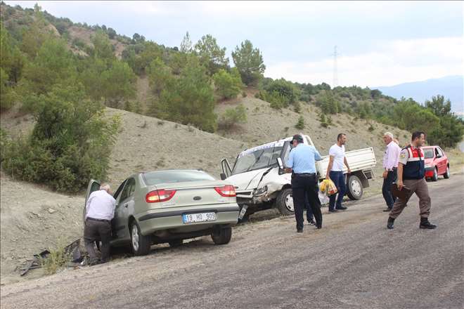 Otomobille Kamyonet Çarpıştı: 4 Yaralı