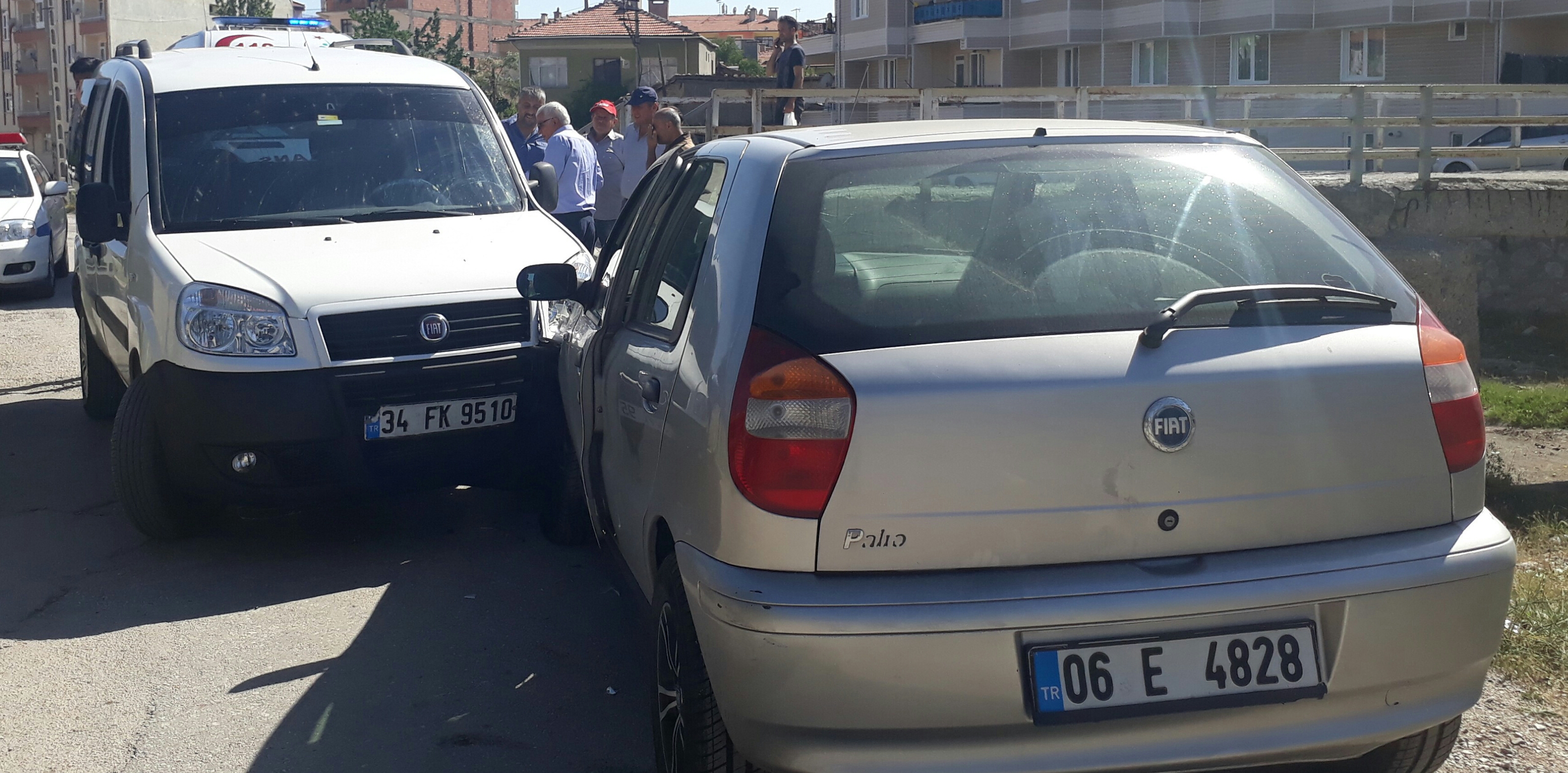 İki Otomobil Çarpıştı