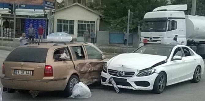 Çorum’da İki Otomobil Çapıştı