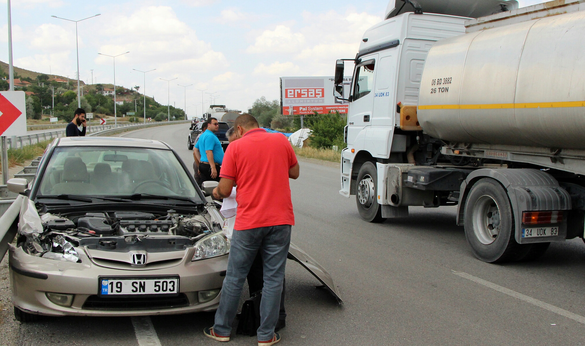 Tanker ile Otomobil Çarpıştı