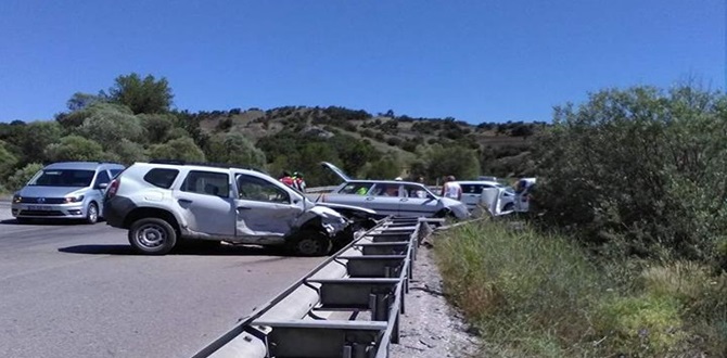 İki Otomobil Çarpıştı: 2 Ağır Yaralı