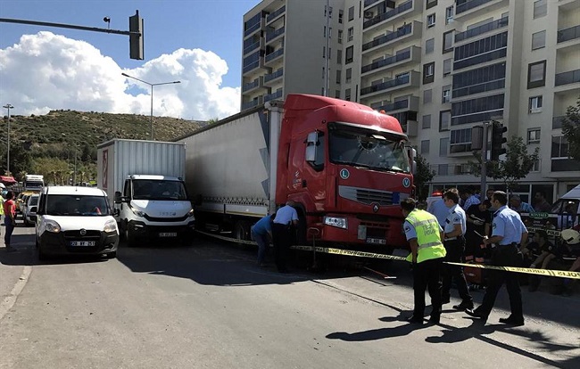 Çorumlu Anne Kız İzmir’de Kaza Yaptı