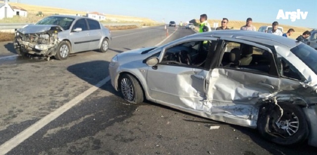 İki Otomobil Çarpıştı