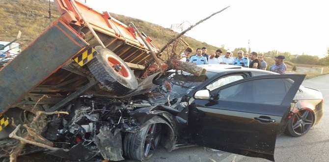Otomobil Traktörün Altına Girdi