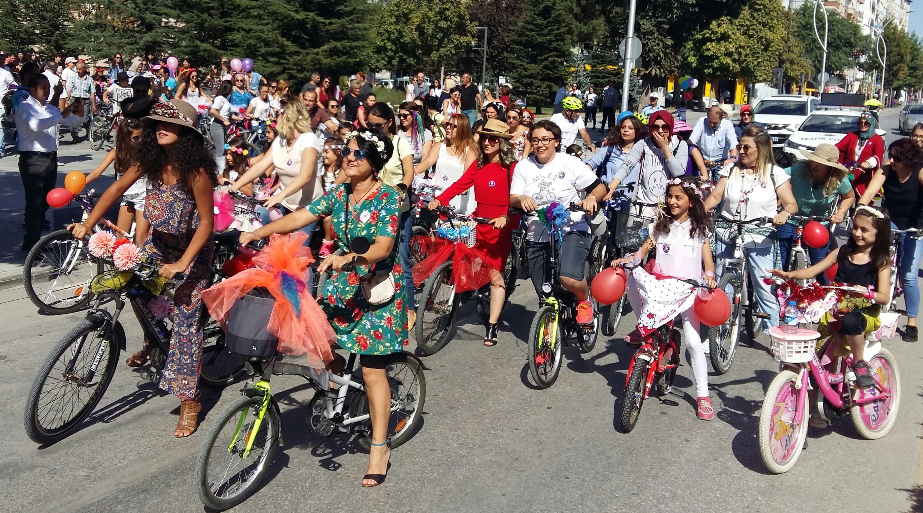 Süslü Kadınlar Pedal Çevirdi