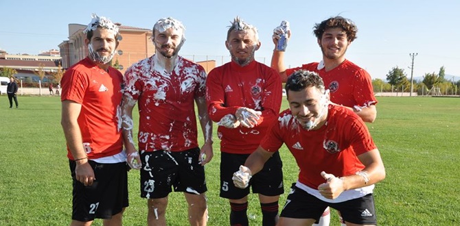 Emre’yi Köpüklediler