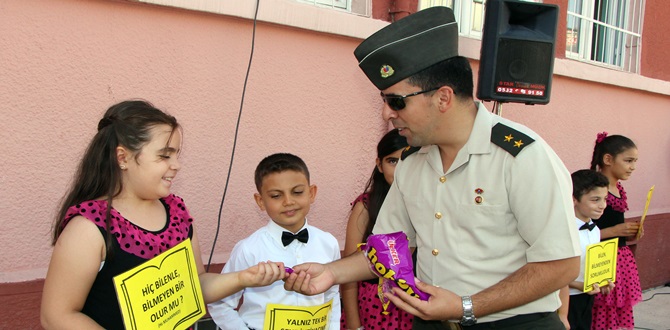Jandarma, Öğrencileri Sevindirdi