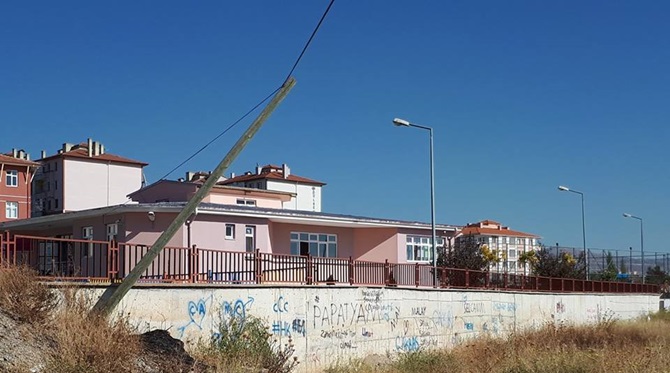 Okul Yanındaki Direk Tehlike Saçıyor