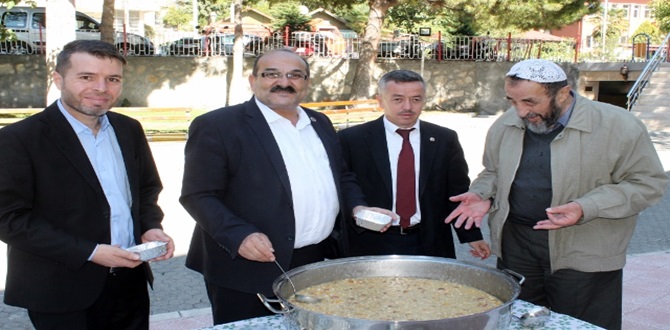 Başkan Şen Aşure Dağıttı