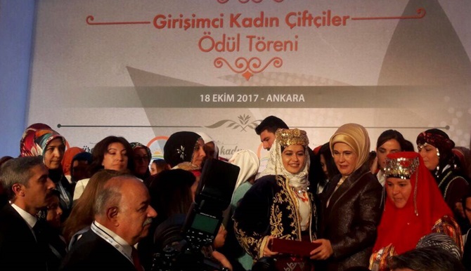 Fatma Sayan, Ödülünü Emine Erdoğan’dan Aldı