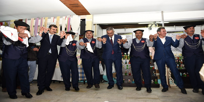 Protokol Halay Çekti