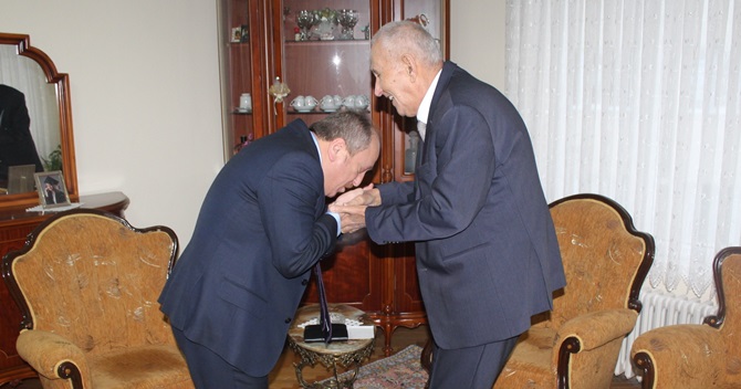 Bu Günde Öğretmenini Unutmadı