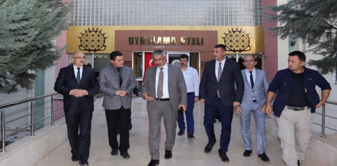 Vali Kılıç, Okulları Gezdi