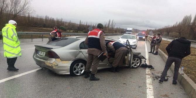 Otomobil Karşı Yola Geçti
