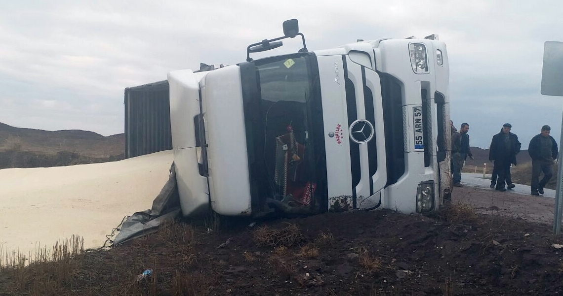 Pirinç Yüklü Tır Devrildi