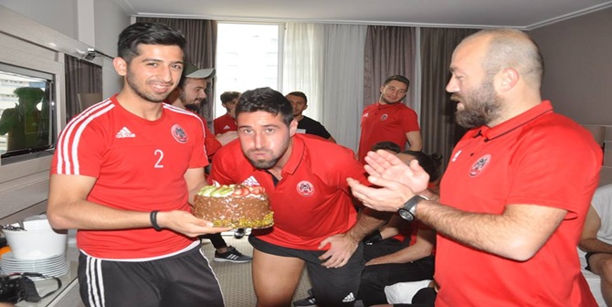 Yeni Yaşına, Yeni Takımında Girdi